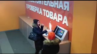 Фен извергающий пламя вместо теплого воздуха.Hairdryer spewing flames instead of warm air. Горит.