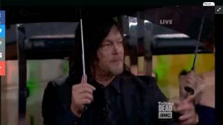 NORMAN REEDUS S07E01 DARYL DIXON TALKING DEAD THE WALKING DEAD