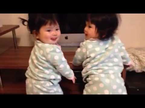 双子の赤ちゃん つかまり立ち 8ヶ月 ベビモ表紙モデル15春 双子 Youtube