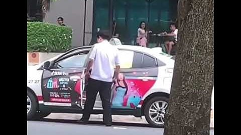 Anh Tây dạy dỗ tài xế Taxi Vinasun xả rác!