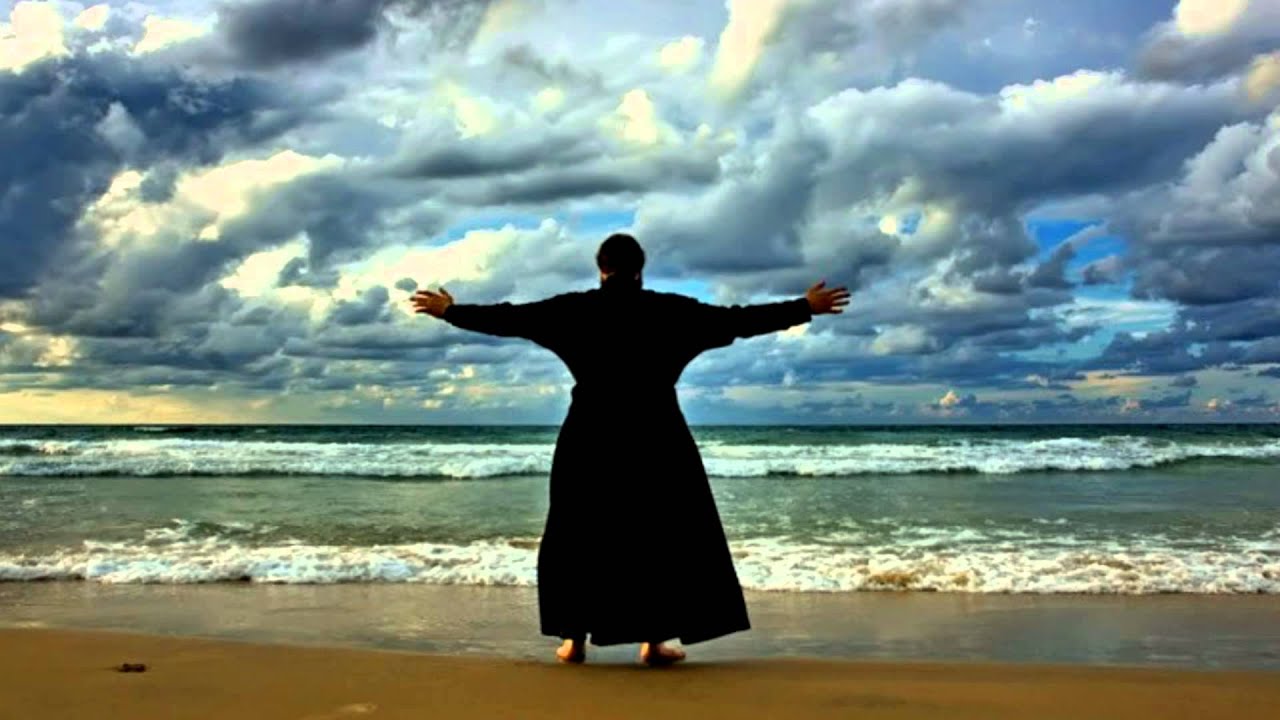 Песни душа обнимает купола. Монах на берегу моря. Монах у моря картина. Православный монах радость. Монах на рассвете.