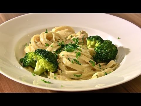 Fettuccine Alfredo-Pasta Alfredo-Nudeln mit Käse Sahnesoße-Pastasauce