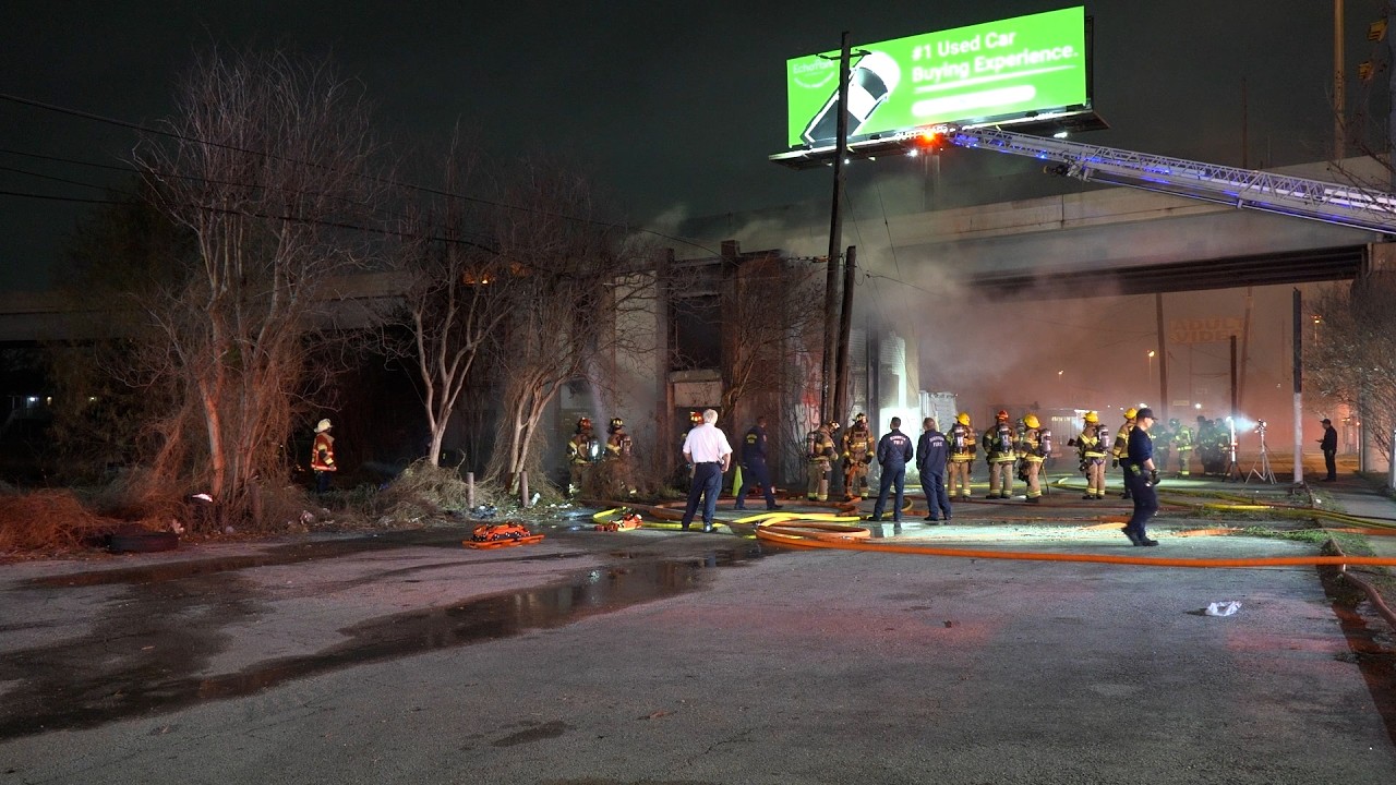 Fire breaks out at vacant building along North Freeway - YouTube