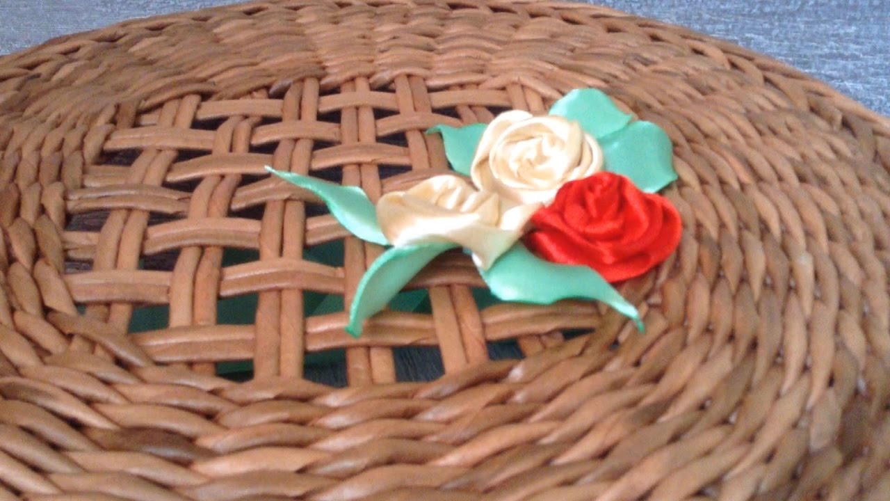 Роза из атласных лент для украшения или дизайна.