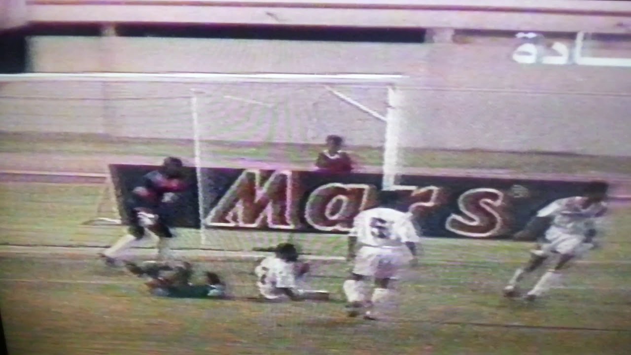 عصام دريبان ومراوغته الاكثر من رائعة لاكثر من لاعب وعرقلته داخل منطقة جزاء منتخب الامارات الاولمبي