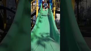 Yeşil Kaydıraktan Tersleme Çıkıp Kayan Bebek Kuzey Oyun Parkında Çok Mutlu. Time Mirror Effect