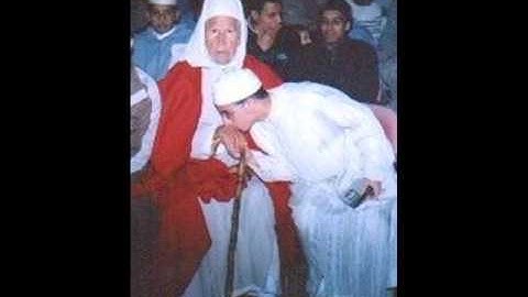 القارئ : أيوب الفرجي وقراءة من سورة النبأ أمام الشيخ صفاء الدين الأعظمي رحمه الله، سنة: 2002.