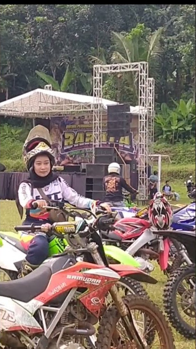 cewek cantik pakai jilbab doyan trabas