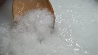 和传统的咸蛋皮蛋瘦肉粥不同的做法，这样煮肉咸香，粥糯滑。Special recipe salted egg preserved egg lean meat porridge.