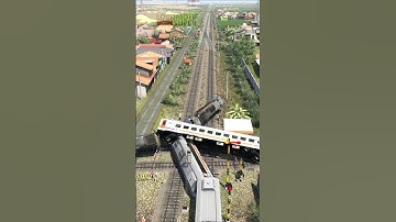 Kereta Api Panjang Tabrakan Akibat Menerobos Palang Pintu Kereta Api #keretaapi #train #railway