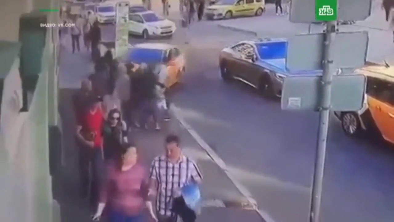 Сбила толпу людей. Москва сбил толпу людей такси. Такси в Москве сбило человека. В Китае сбили толпу пешеходов.