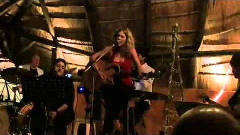 South African Songstress Melanie Lowe Live perform...