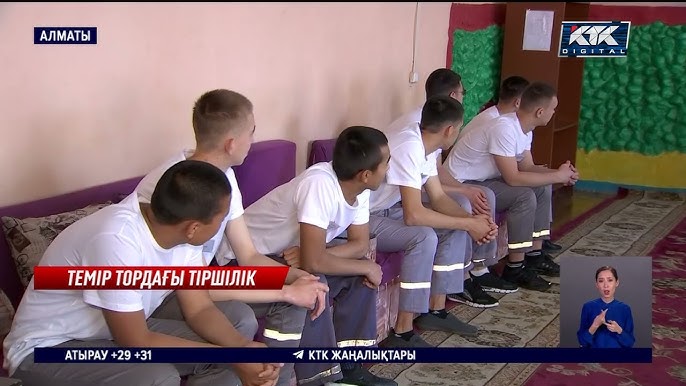 Жалаңаш Леннон Йоко Ононы құшақтап жатыр