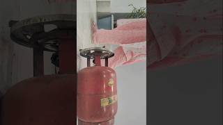 Afreen Vibe 😂 Style bhi… Cylinder bhi 💃 😂 Trend vs Reality 😅🔥 #cooking #ytshorts #foodshorts