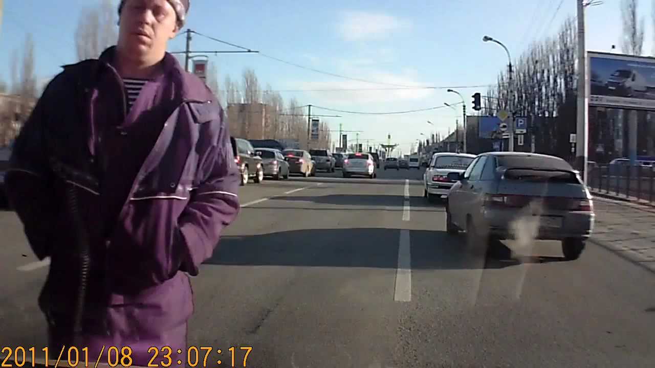 Человека раздавила машина