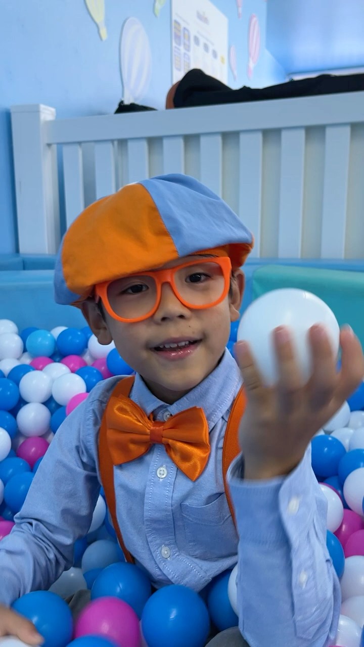 Kid Blippi \u0026 Meekah Ballpit Playground Playdate! ??? #blippi #meekah #playground