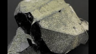 黒水晶 (モリオン) 原石 831g｜天然石 原石 通販のキラリ石