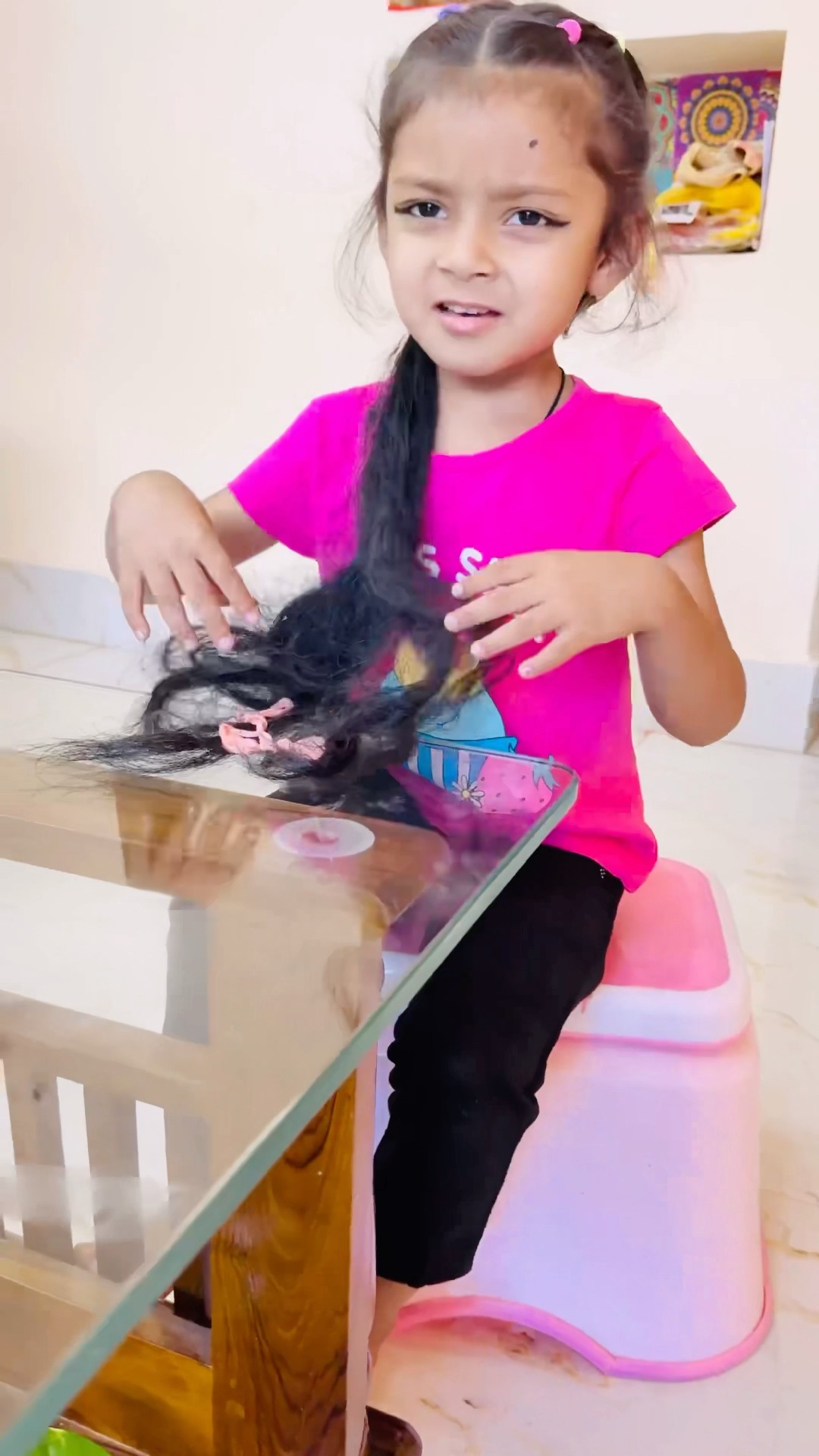 Tooktook ke balo me kya chipk gya mummy ko katna na pade?