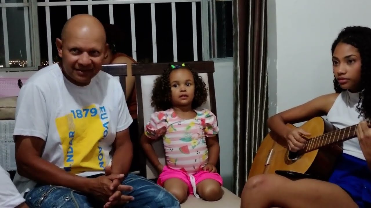 Rayssa e o papai Marcos cantando.