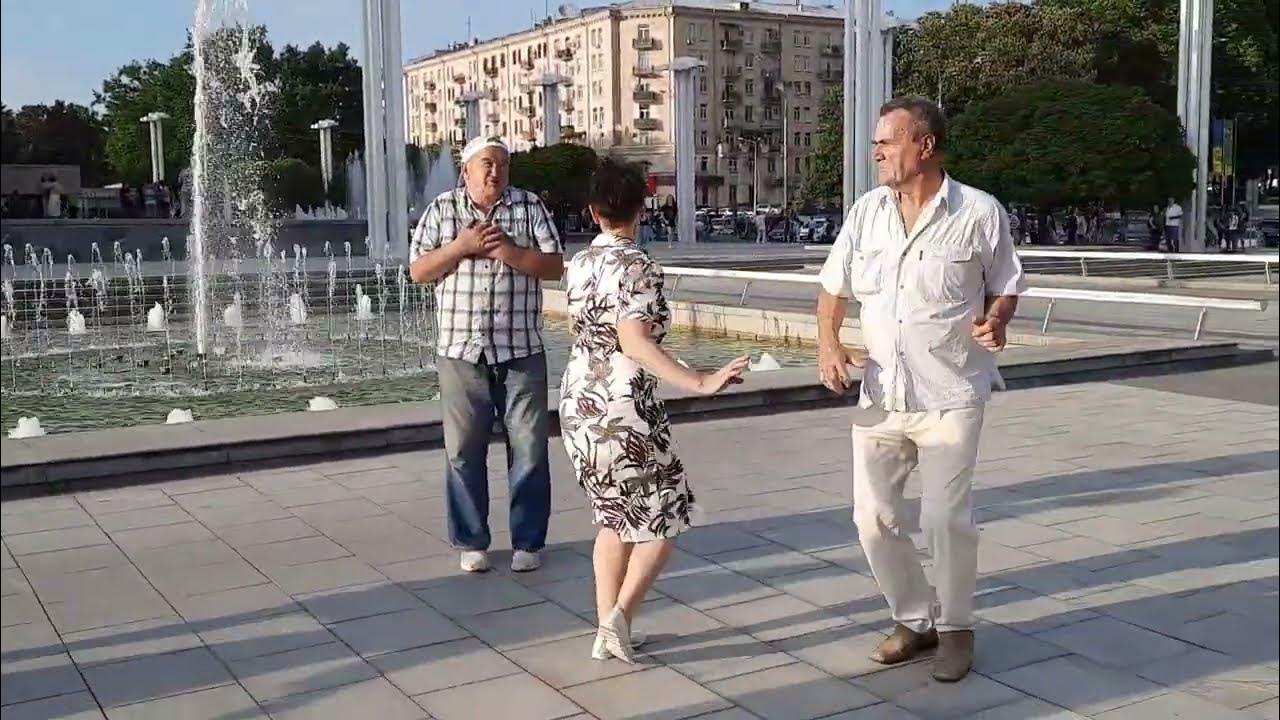 Недолюбила я в тот короткий вечер. Рамка для текста парень с девушкой. Я в тот короткий вечер. Недолюбила. Женщина анимация.
