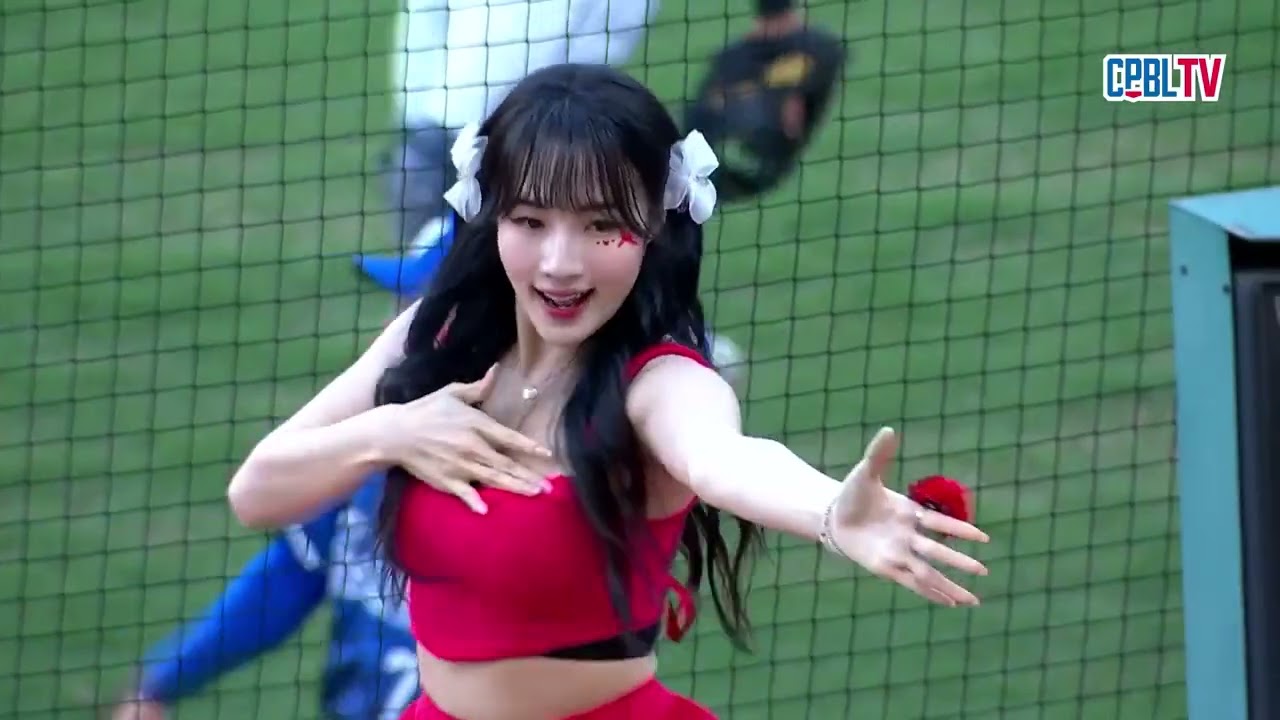 05/30 富邦 VS 台鋼 中場，安芝儇及Mingo在一三壘側的看台上帶來K-POP舞蹈表演