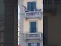 Firenze - uomo nudo minaccia di lanciare oggetti dal balcone
