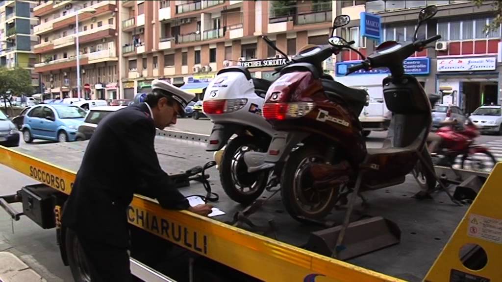 BARI, LA POLIZIA MUNICIPALE SANZIONA E SEQUESTRA BICI ELETTRICHE - YouTube