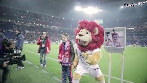 Deux enfants hospitalisés connectés aux robots Awabot lors du match OL-OM