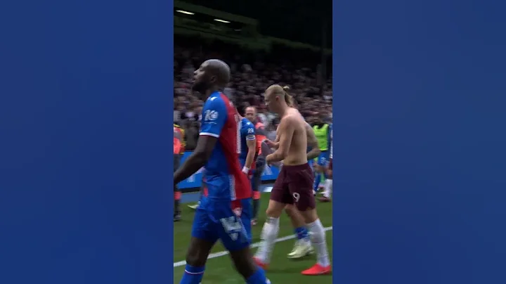 Daniel Munoz asked Erling Haaland for his shirt in front of the Palace fans at half-time 😬 - DayDayNews