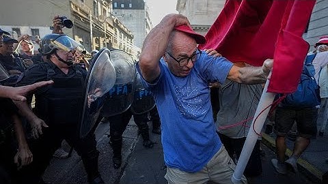 Conflitos eclodem na Argentina durante protesto de pensionistas