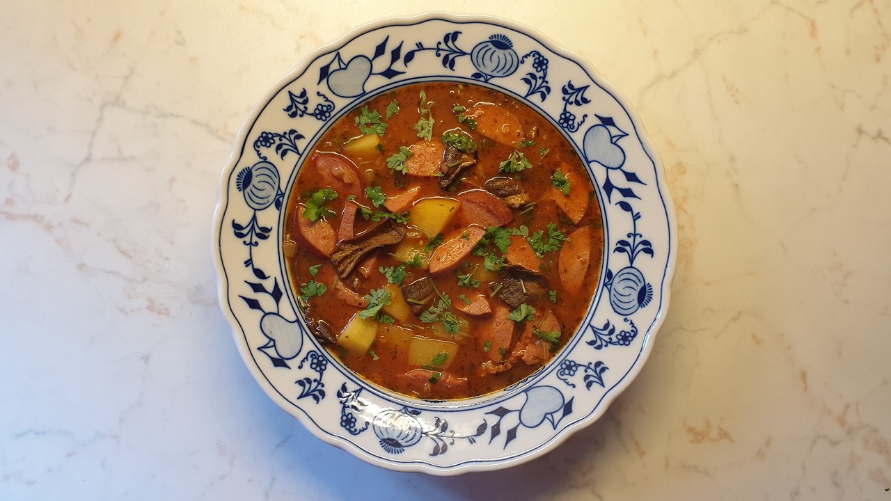 Buřtguláš s houbami | Vaření s Dáňou |