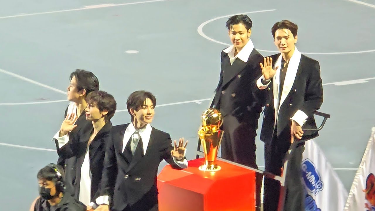 Крис и Сингто вручают трофей на Звездных Олимпийских играх 2025 года.