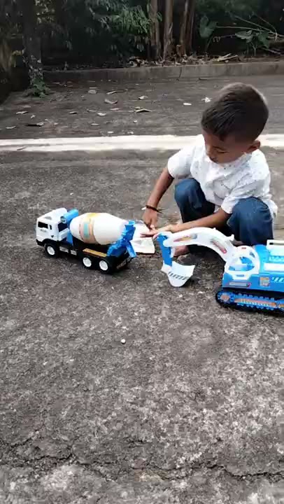 Anak anak bermain truk molen dan truk bego beko excavator #Shorts