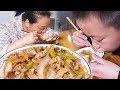 爆炒豬大腸，媳婦最愛，這味兒吃著真過癮 | Stir-fried pork intestines, my favorite, this taste is really enjoyable to eat