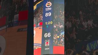 Fenerbahçe Beko taraftarından, ilk çeyrek oyundan atılan Sarunas Jasikevicius’a tezahürat! 🟡🔵