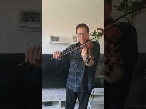 محمد عبد المطلب بتاخدني الأيام وبتبعدني الأيام لكن روحي بتبقى بتغني للشام على طول الأيام دمشق