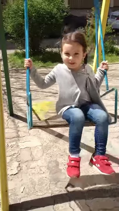 Моя внученька Ариаша во дворе катается на качели. Ростов-на-Дону. - YouTube