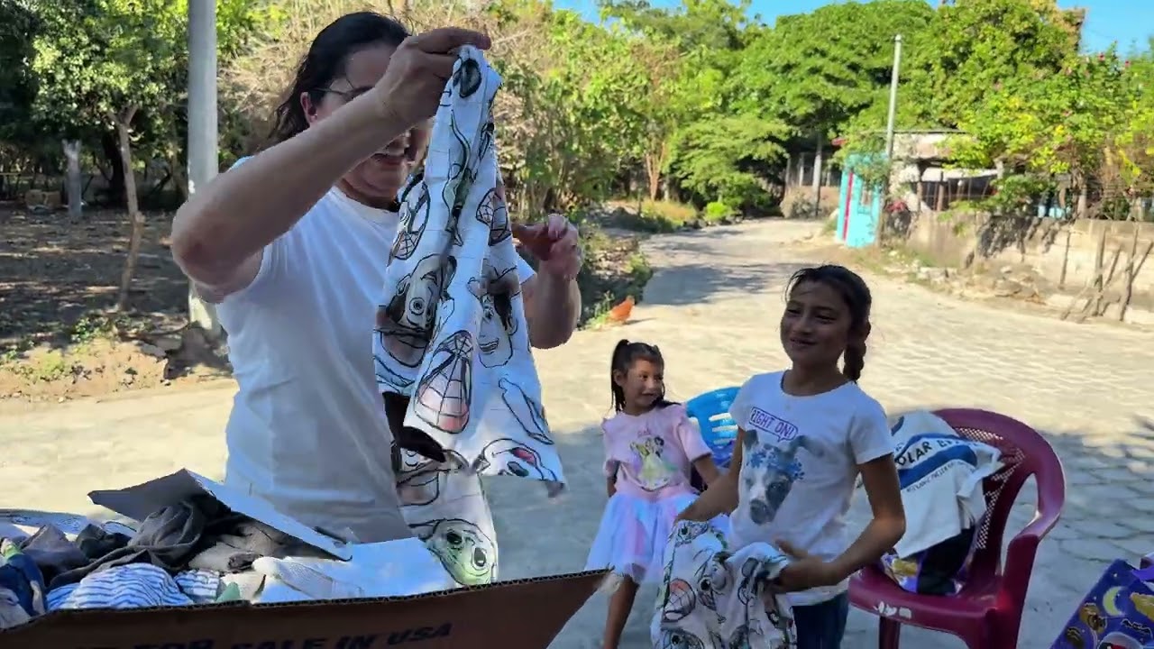 Me puse en la CALLE a regalar de todo en El Salvador 🇸🇻🥰