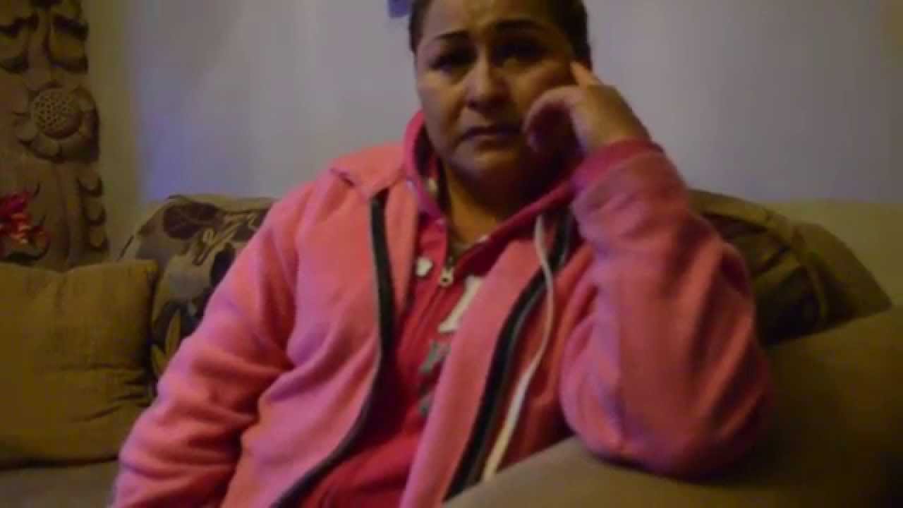 Madre ayuda a su hijo Madre ayuda a su hijo