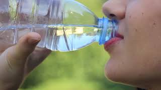 Видео для монтажа, девушка пьёт воду