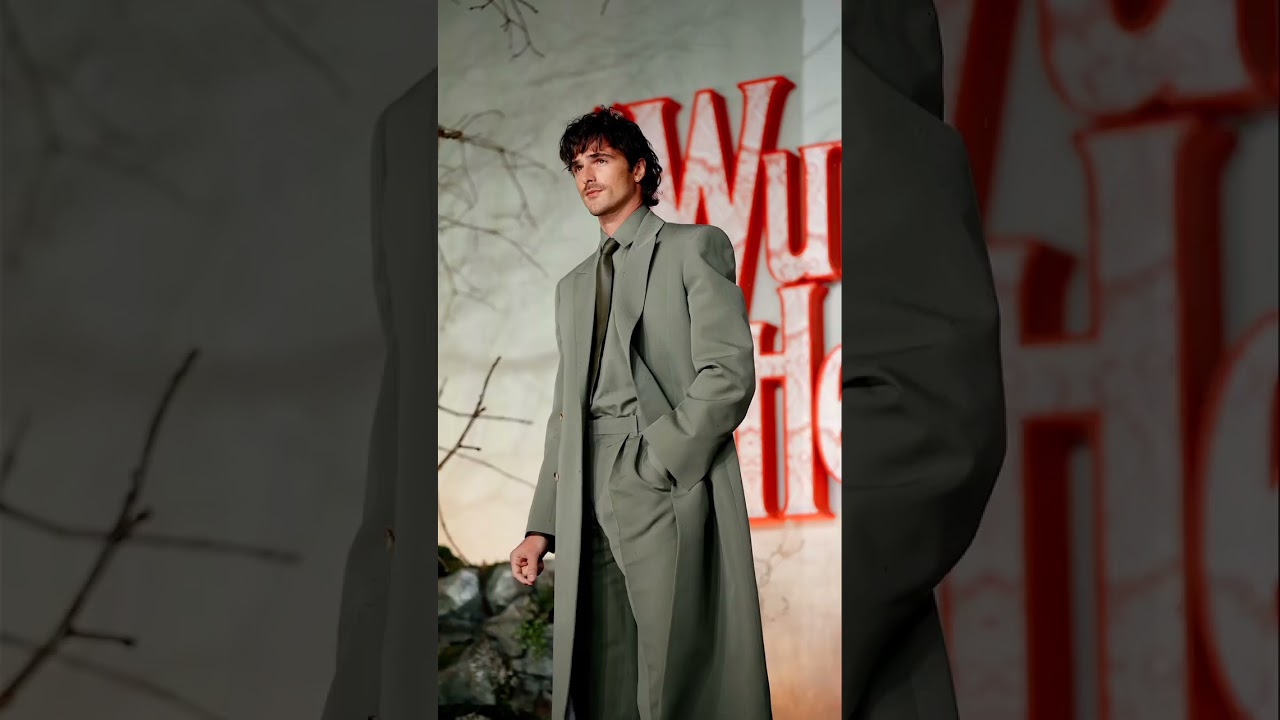 Londres se rinde ante #JacobElordi en la Premiere de Cumbres Borrascosas.