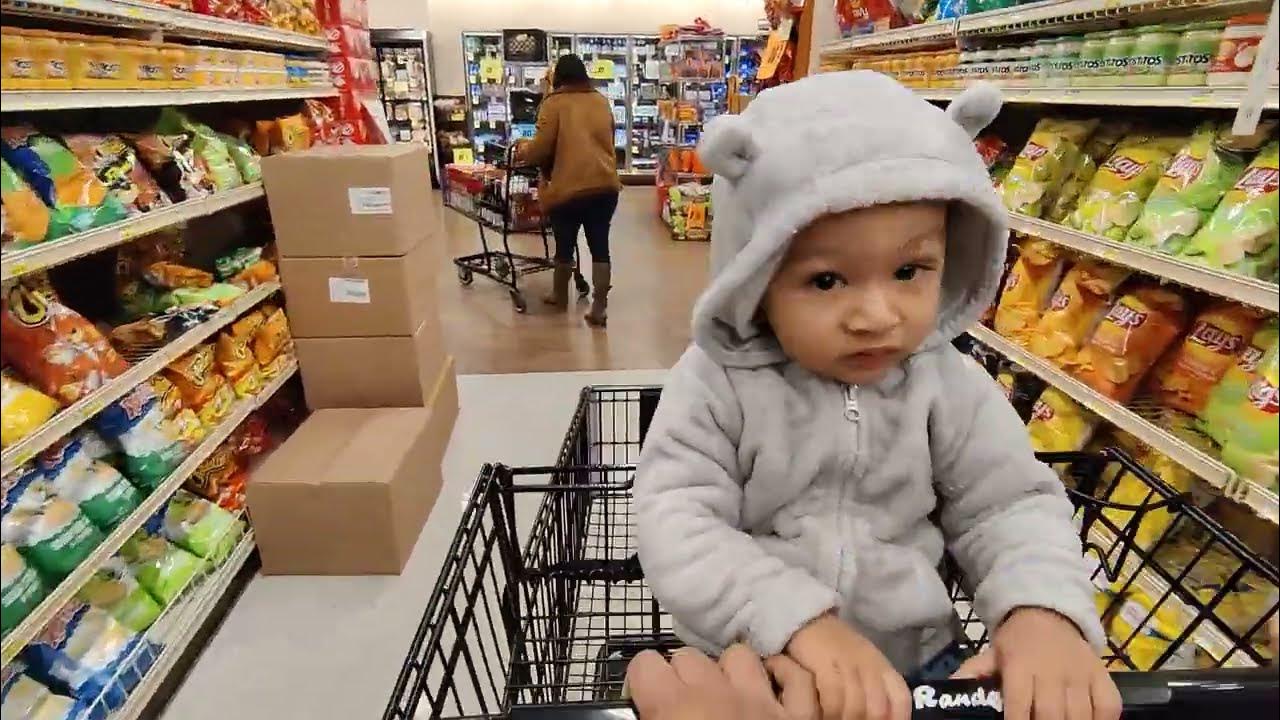 Продавец кассир. Креативная реклама супермаркета. Девушка в супермаркете. Покупатели в магазине одежды. В магазин за продуктами.