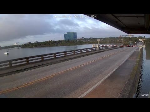 Driver barrels through traffic arm to cross Daytona Beach drawbridge as it’s going up