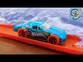 Милан и Папа играют в машинки Hot Wheels трассу для машинок в песке и воде. МанкиТайм