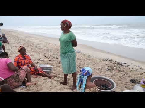 Fishmongers wait for fishers at Bortianor landing beach