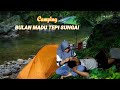 Pengantin baru bulan madu dan camping di tepi sungai