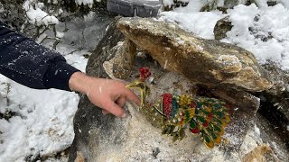 Павлиний клад, обнаруженный в скале