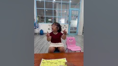 Tiếng Anh Giao Tiếp Trẻ Em Tại Phan Thiết: Diana practices reading the structure What