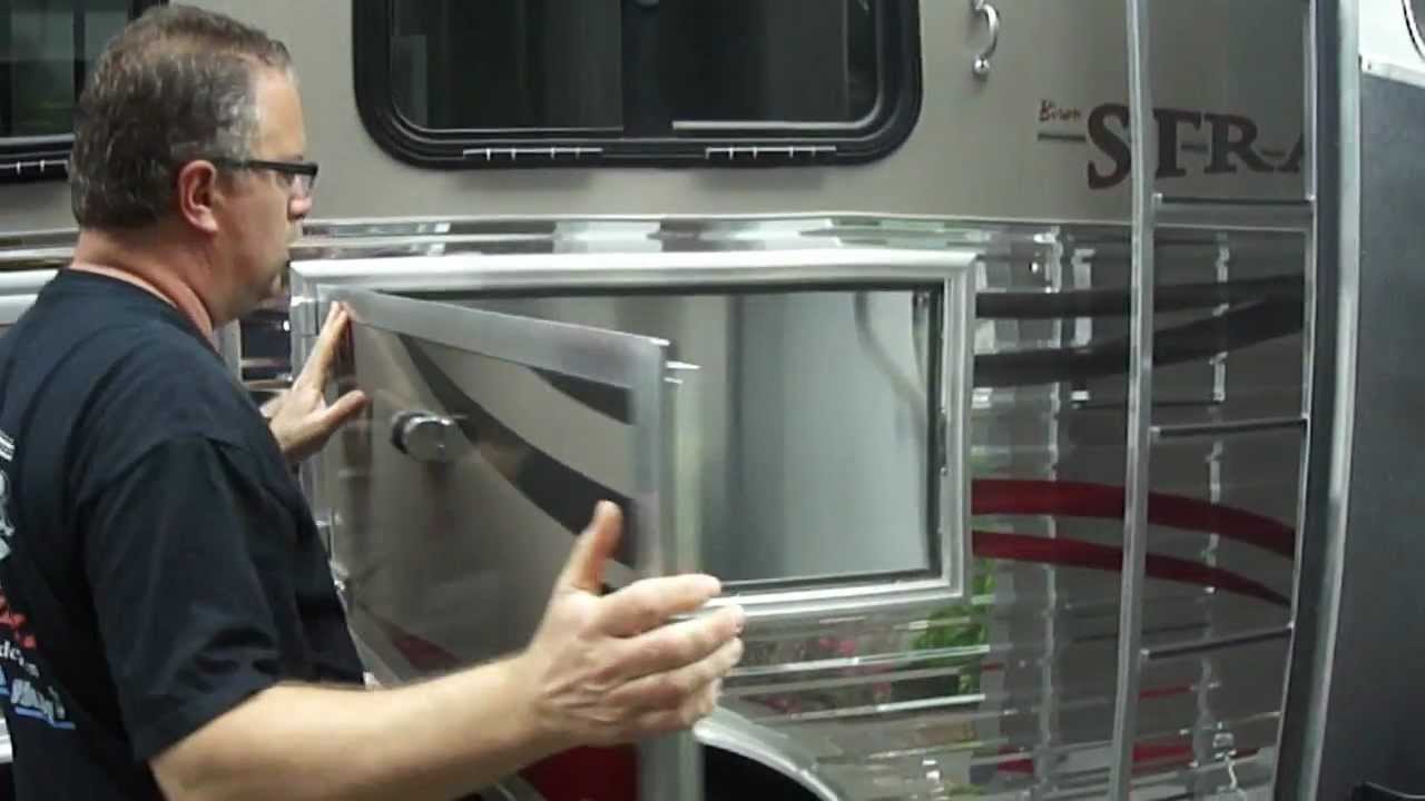 The Trailer Depot- Bison Stratus 3 Horse Slant with Living Quarters