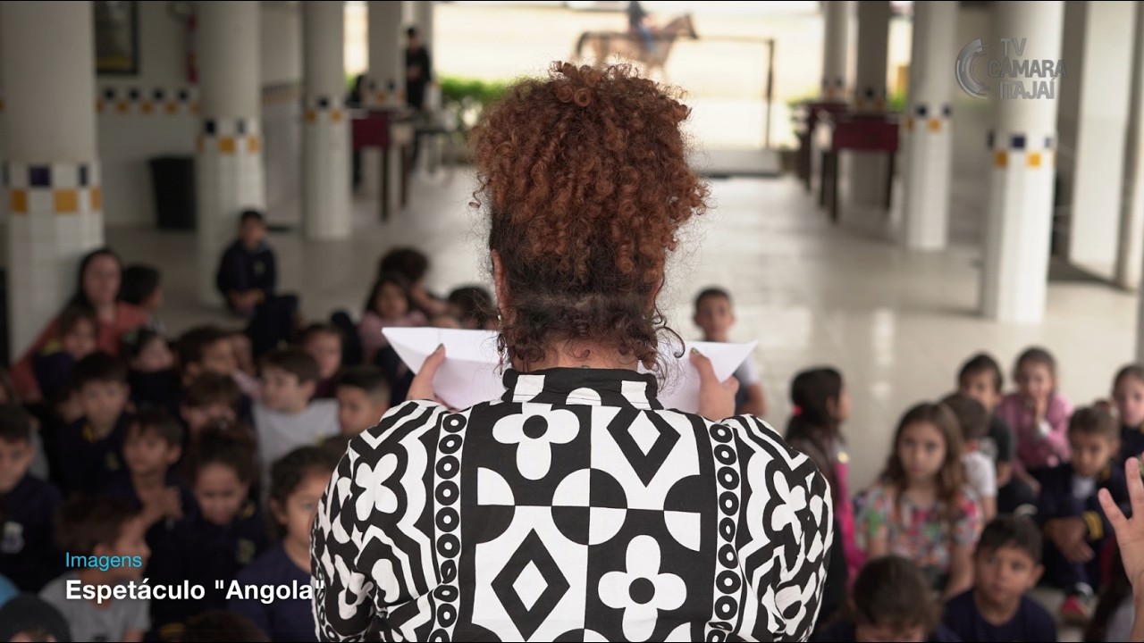 Espetáculo leva às escolas histórias de famílias angolanas em Itajaí